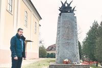 Староста Иштван Андраш Беги рядом с обелиском советскому офицеру. 