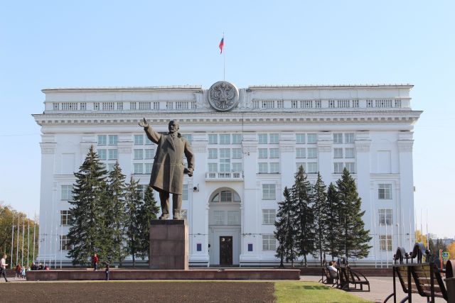 16-тонную скульптуру доставили в Кемерово с Ленинградского завода к 100-летию вождя.