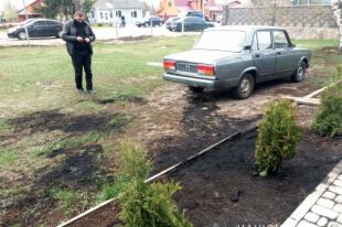 В Ровенской области мужчина облил бензином и поджег автомобиль полиции
