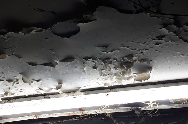 Жительница аварийного дома в Салехарде рассказала о проблеме с потолком