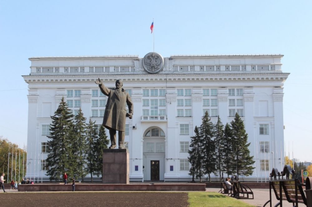 Самый большой памятник Ленина стоит на площади Советов в Кемерове. Открытие состоялось 17 апреля 1970 г. 12-метровая скульптура была отлита из бронзы на Ленинградском заводе, а потом переправлена в столицу Кузбасса. Авторы Лев Кербель, Владимир Суриков. Является памятником монументального искусства федерального значения.
