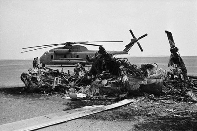 Сгоревший и брошенный американские вертолёты Sikorsky RH-53D Sea Stallion.
