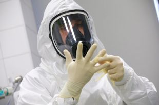 Локоть подчеркнул, что сотрудница не имела контактов с детьми, поэтому