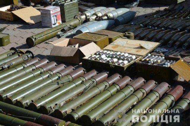 В Донецкой области полицейские нашли огромный тайник с боеприпасами
