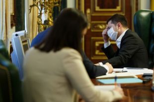 Зеленский предложил застраховать всех медиков, борющихся с коронавирусом