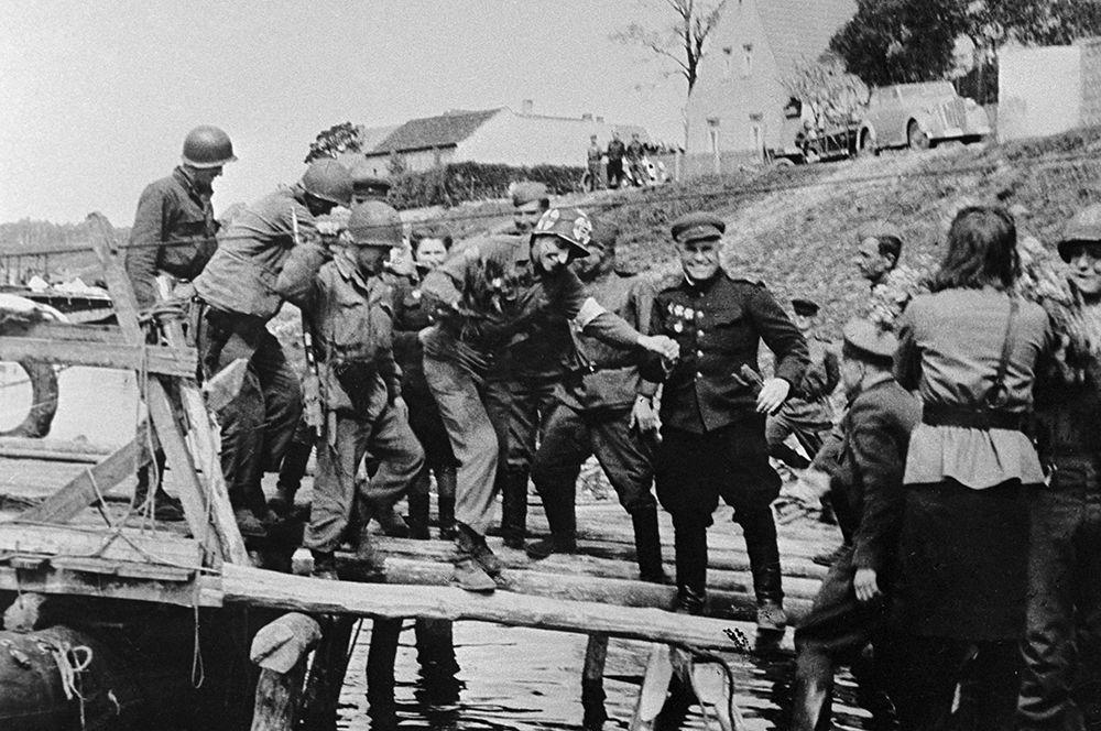 Встреча советских и американских войск на Эльбе в районе Торгау.