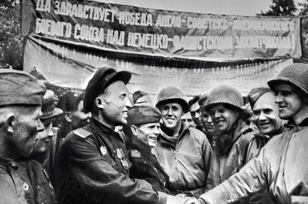 Встреча советских и американских солдат на Эльбе.