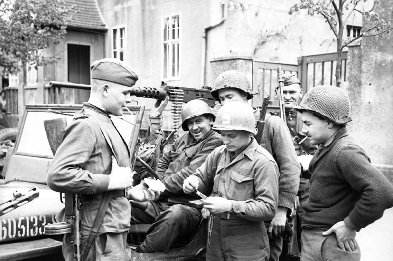Встреча на Эльбе советских и американских солдат в апреле 1945 года.