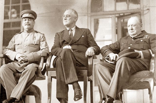 И. В. Сталин, Ф. Д. Рузвельт и У. Черчилль.