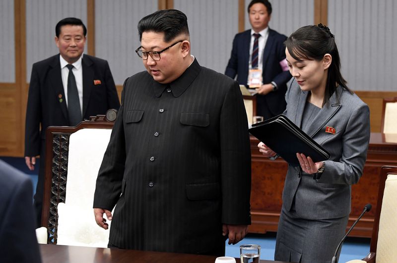 Лидер Северной Кореи Ким Чен Ын и его младшая сестра Ким Е Чжон во время межкорейского саммита в в демилитаризованной зоне Пханмунджом. 
