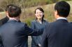 Ким Е Чжон беседует с делегацией Южной Кореи в демилитаризованной зоне Пханмунджом. 
