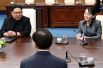 Лидер Северной Кореи Ким Чен Ын, его младшая сестра Ким Е Чжон и президент Южной Кореи Мун Чже Ин во время межкорейского саммита в в демилитаризованной зоне Пханмунджом. 