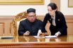 Лидер Северной Кореи Ким Чен Ын подписывает соглашение о встрече на высшем уровне с президентом Южной Кореи Мун Чже-Ином. Рядом — Ким Е Чжон. 