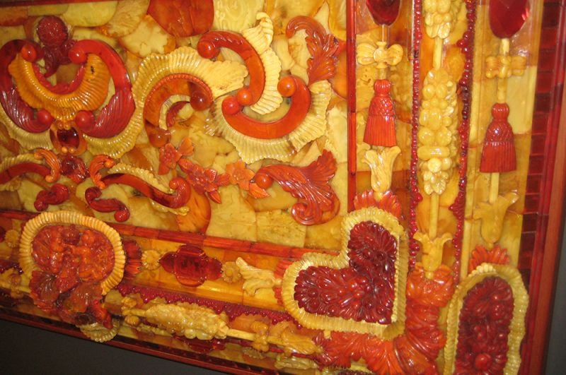 В СССР в 1949 году была создана государственная комиссия по поиску пропавшего шедевра. На фото: большая янтарная рама с флорентийской мозаикой «Вкус». Повторение утраченной мозаики из Янтарной комнаты.