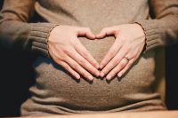 Плановые пренатальные скрининги на сроках беременности 11-14 недель, 18-21 неделя и 30-34 недели необходимо проводить в требуемые сроки.