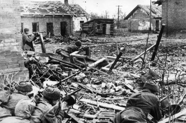 Советские солдаты ведут бои на подступах к Сталинграду. Лето 1942 года.