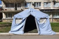 На территории горбольницы №4 Ставрополя поставили армейскую палатку для распределения больных