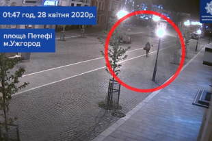 В центре Ужгорода мужчина лопатой крушил витрины и автомобили