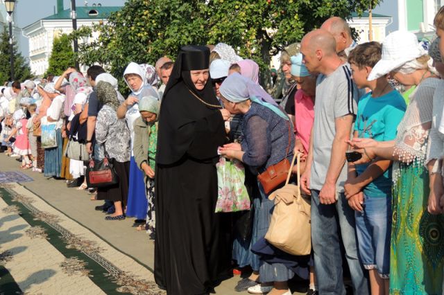 Каждый год в обитель едут сотни тысяч паломников со всего мира. Все православные сейчас опасаются за здоровье дивеевских сестёр.
