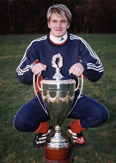 1999. В яркий год – яркий образ. В 1999-м Дэвид Бекхэм выигрывает четыре трофея с «Манчестер Юнайтед», а также впервые становится отцом. Его фото – во всех журналах. На голове у него хорошо продуманная легкая небрежность с золотыми бликами. Мелирование на максималках.