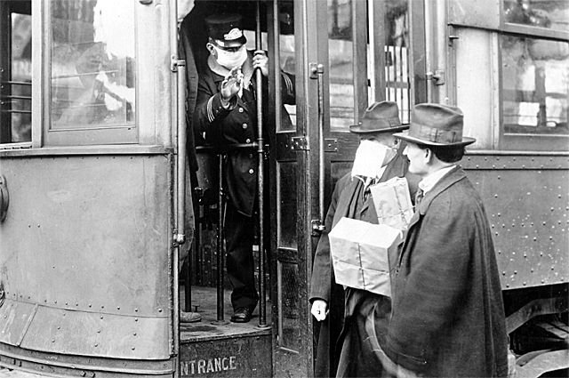 Кондуктор трамвая запрещает вход пассажиру без медицинской маски. Вашингтон (США), 1918 г. Пандемия «испанки». Грипп закончился, маски сняли – и что в мире после этого изменилось к лучшему?