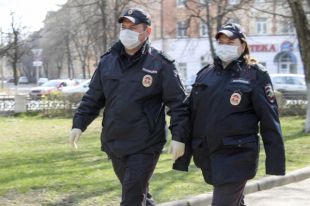 В Новосибирской области сотрудники полиции и представители власти продолжают выявлять и наказывать нарушителей карантина и режима самоизоляции.