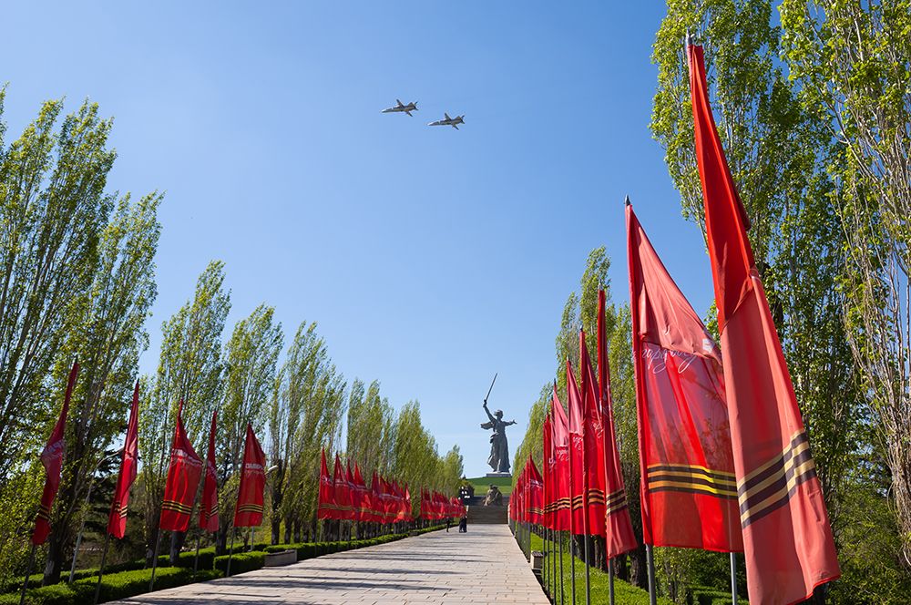 Волгоград. Бомбардировщики Су-24М пролетают над Мамаевым курганом во время репетиции воздушной части парада Победы.