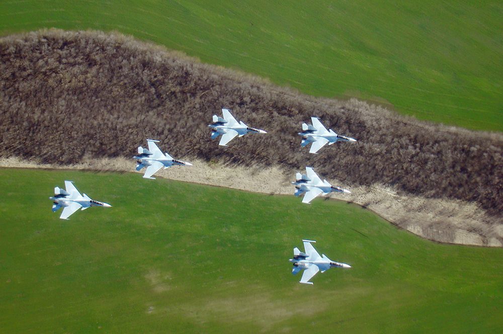 Ростов-на-Дону. Истребители Су-30СМ 4-й армии ВВС и ПВО Южного военного округа репетируют полет в честь годовщины празднования Дня Победы в Великой Отечественной войне.