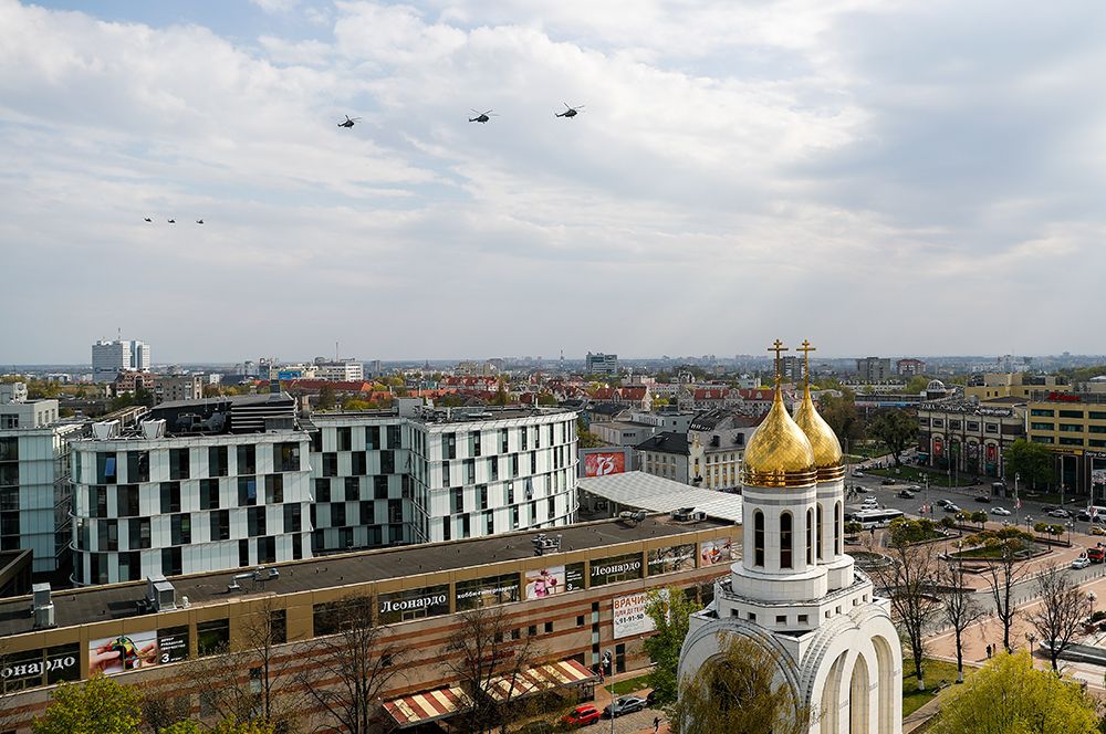 Калининград. Вертолетная группа во время репетиции воздушной части парада Победы.