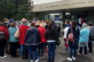 В столице медики, работающие с больными на коронавирус вышли на митинг