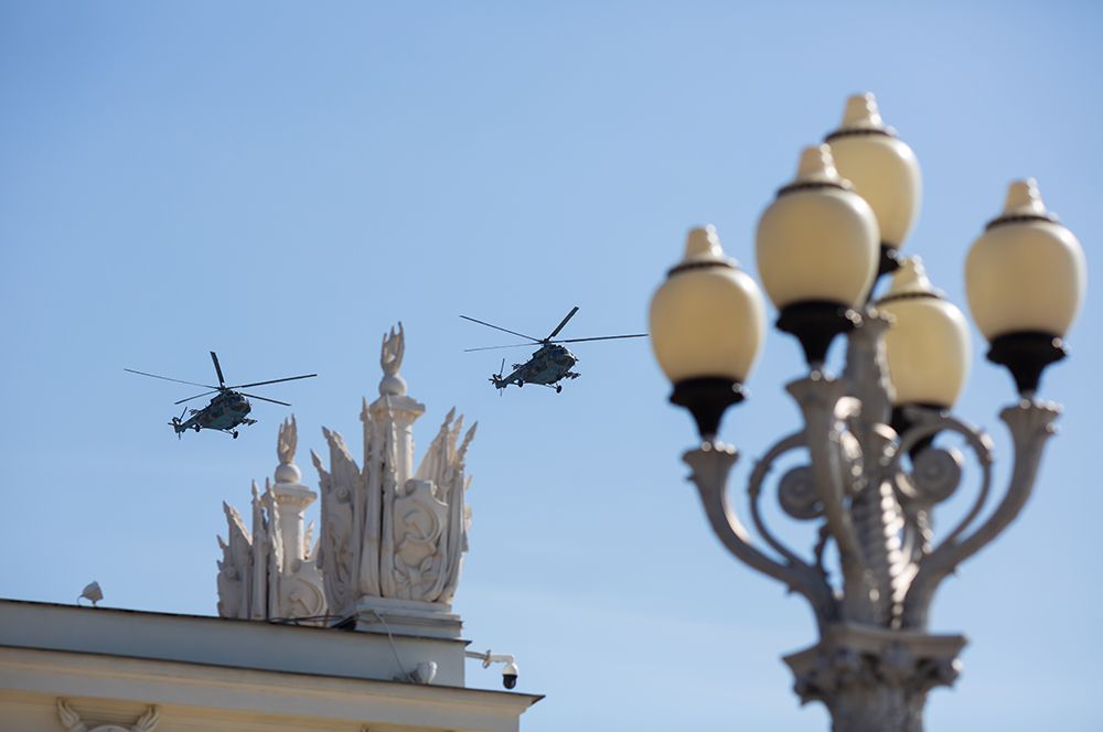 Волгоград. Вертолеты Ми-8 пролетают над городом во время репетиции воздушной части парада Победы.
