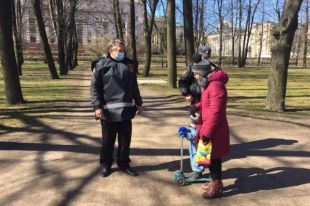 Сейчас важно не идти на поводу у многих и остаться дома.