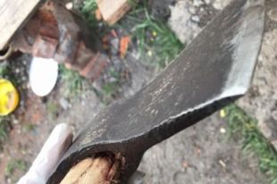 В Харьковской области мужчина из-за обиды зарубил топором двоих человек