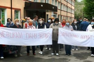 Получили по 86 копеек доплаты: в Виннице медики вышли на акцию протеста