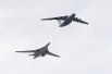 Самолет-заправщик Ил-78 и стратегический бомбардировщик-ракетоносец Ту-160.