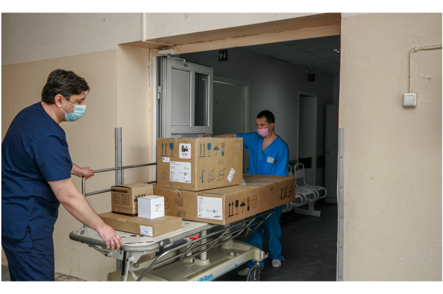 В ЯНАО доставили защитные медицинские костюмы и аппараты ИВЛ