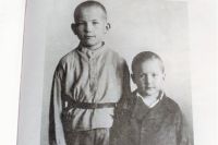 Володя Накоскин с младшим братом Валерой, 1944 год.