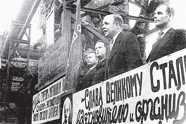 Директор Магнитогорского металлургического комбината Григорий Носов выступает перед рабочими. 1940-е гг.