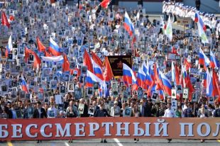 Соцопросы показывают, что люди поддерживают решение о переносе празднования Дня Победы.