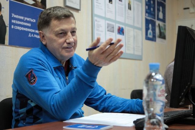 Вячеслав Макаров в качестве волонтера принимает звонки, поступающие на «горячую линию» от петербуржцев