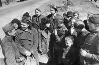 Советские бойцы беседуют с жителями Берлина на улицах города.