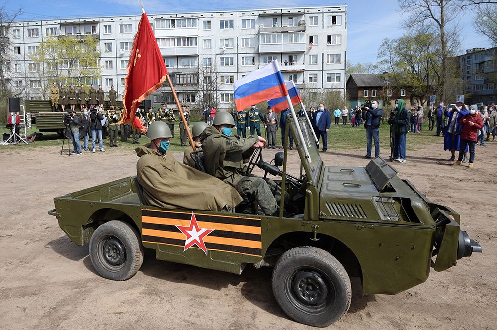 Транспортёр переднего края (ТПК) на персональном параде с участием боевой техники для ветеранов Великой Отечественной войны, героя Советского Союза Семенова Александра Ивановича и героя Социалистического Труда Гребнева Валентина Михайловича в городе Луга Ленинградской области.