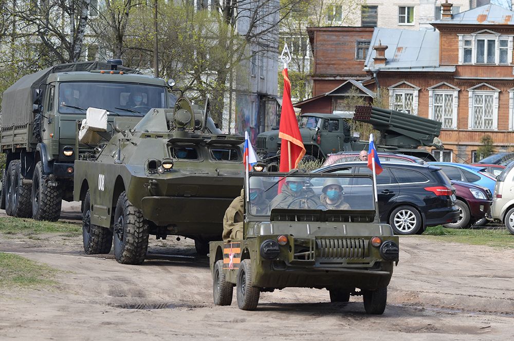 Персональный парад с участием боевой техники для ветеранов Великой Отечественной войны, героя Советского Союза Семенова Александра Ивановича и героя Социалистического Труда Гребнева Валентина Михайловича в городе Луга Ленинградской области.