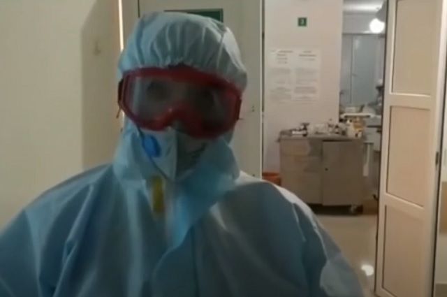 Кадр из видеообращения главврача: Лидия Ахильгова жалуется, что родственники больных лезут в окно, врываются в реанимацию