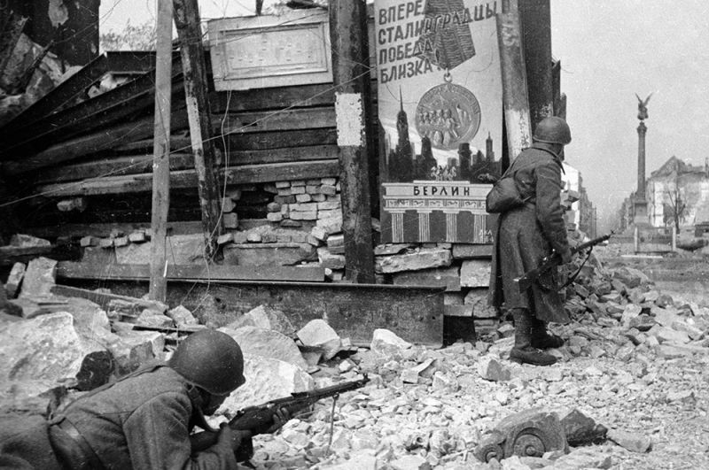 Советские войска ведут бой на улицах Берлина.