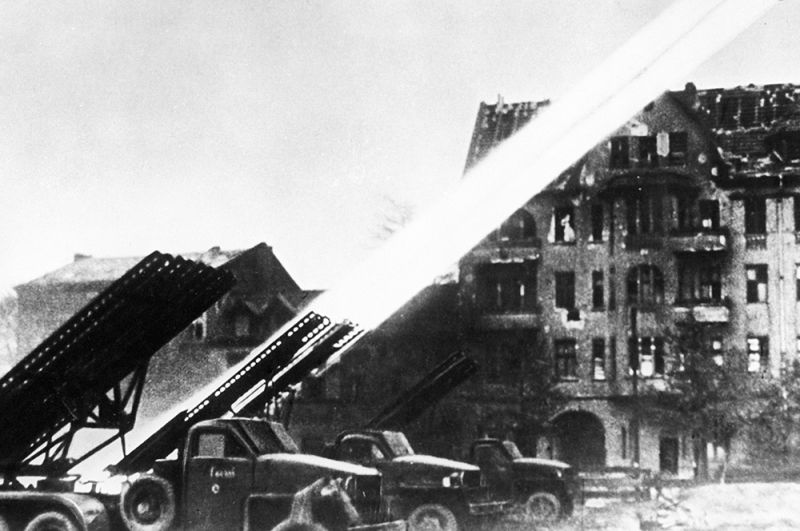 Уничтожающий огонь гвардейских минометов в Берлине.