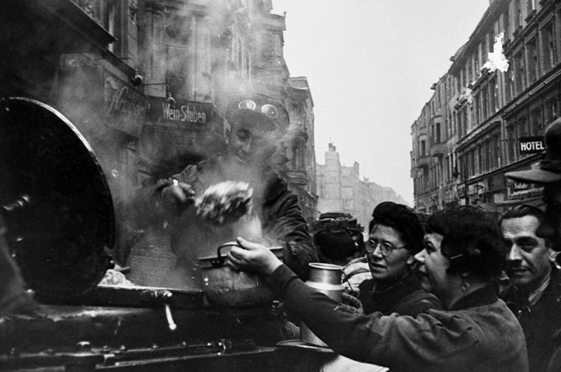 Советское командование организовало раздачу пищи жителям Берлина.
