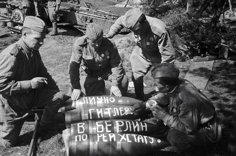 Советские солдаты пишут на снарядах «послания».