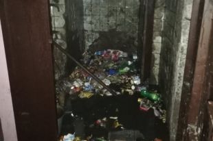 В доме по улице Ставропольской в Тюмени загорелась мусоросборочная камера