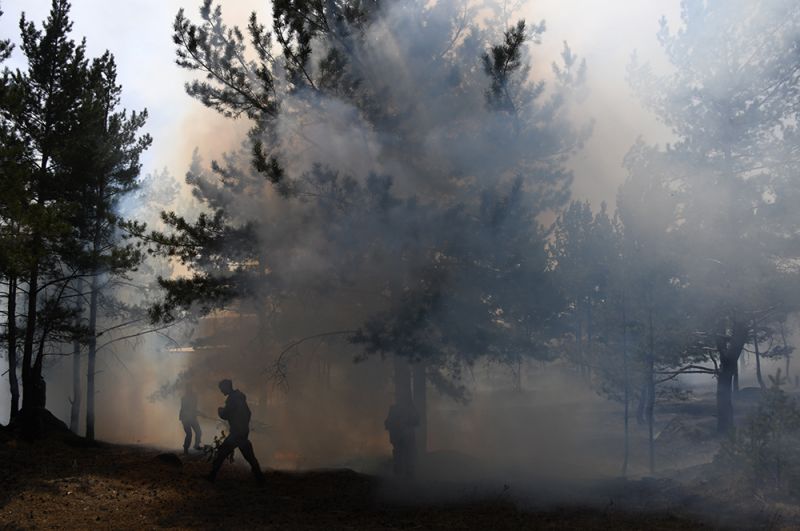 Сотрудники пожарной службы МЧС РФ во время тушения природного пожара в районе поселка Антипиха в пригороде Читы.
